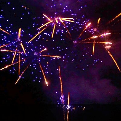 Naquada - 42 Schuss F3 Batterie mit großen Gold Effekten durchzogen von blauen Sternen